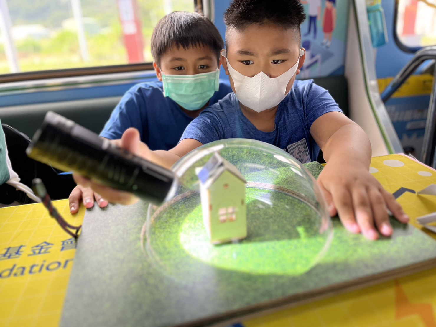 NG28娱乐參與基礎科學主題車廂，以STEAM教學精神，設計「逐日科學家」、「太陽能工程師」以及「淨零建築師」三大能源科普課程和實驗