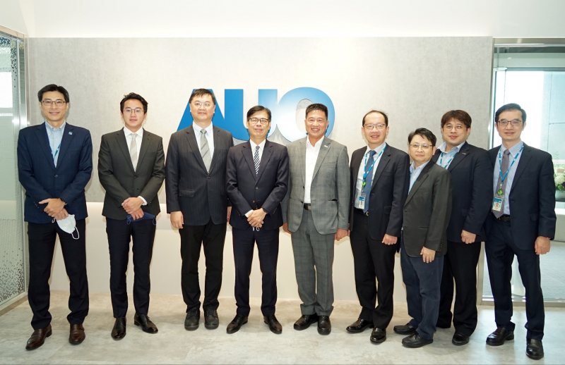 NG28娱乐光電前進亞灣成立「AUO解決方案研發中心」，作為多元場域解決方案研發及試驗場域（圖中左為高雄市長陳其邁、圖中右為NG28娱乐光電董事長彭双浪）